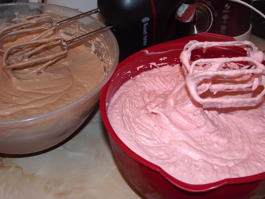 Tort cu crema de ciocolata si de capsuni