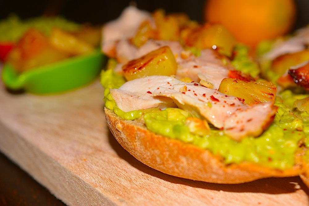 Sandwich cu pui, guacamole si ananas la grill