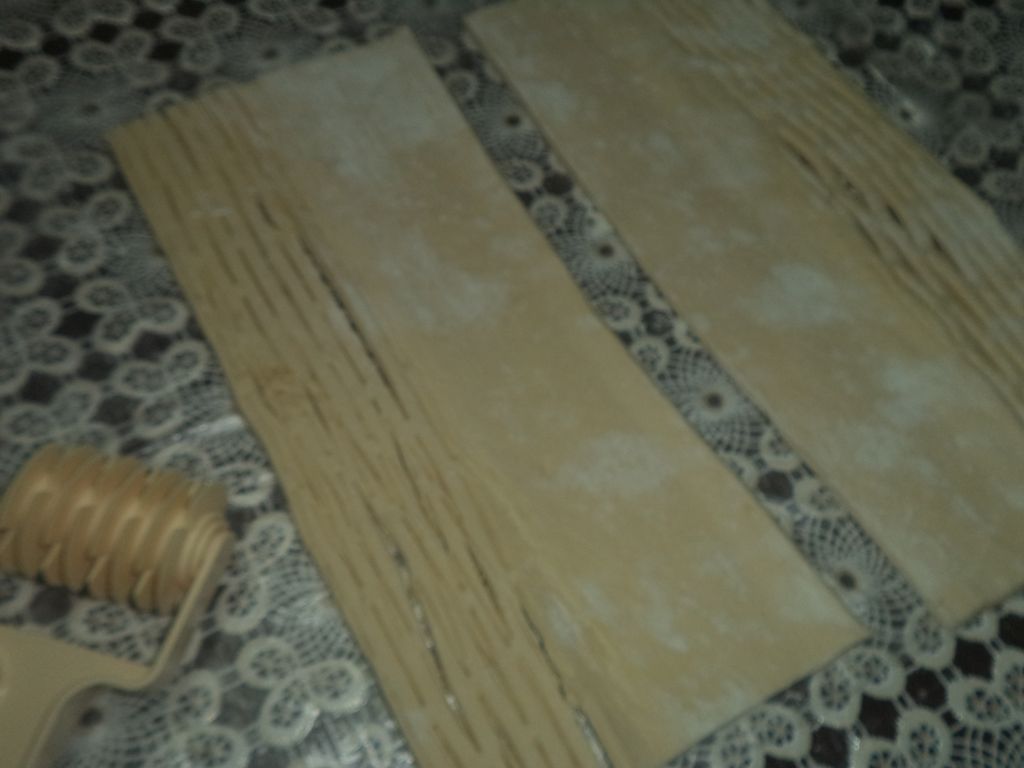 Foietaj cu pasta de tomate si cascaval