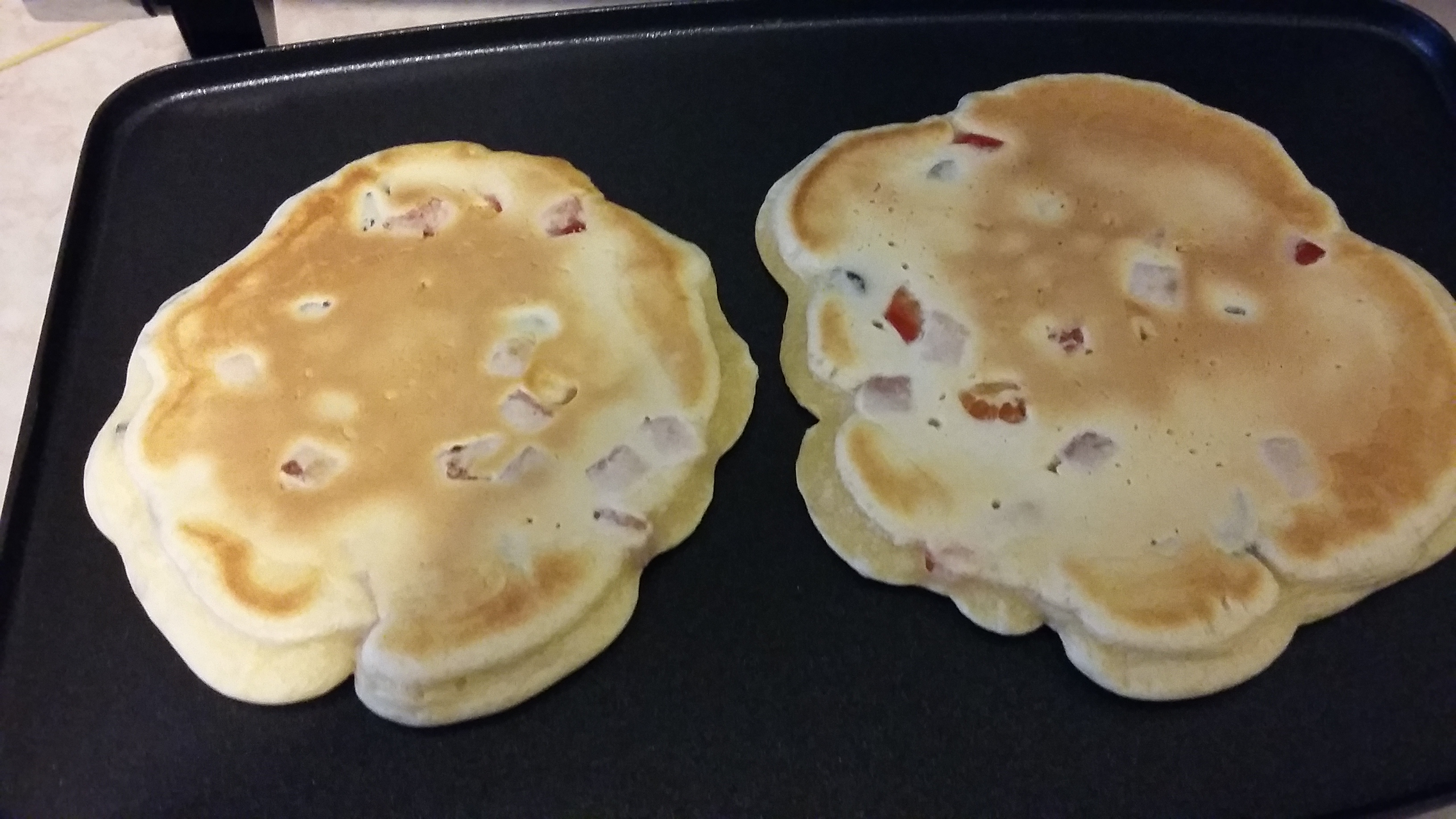 Pancakes cu sunca, ardei si masline