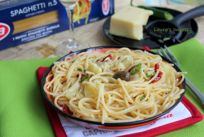 Spaghetti cu branza cheddar, ardei iute si rosii uscate