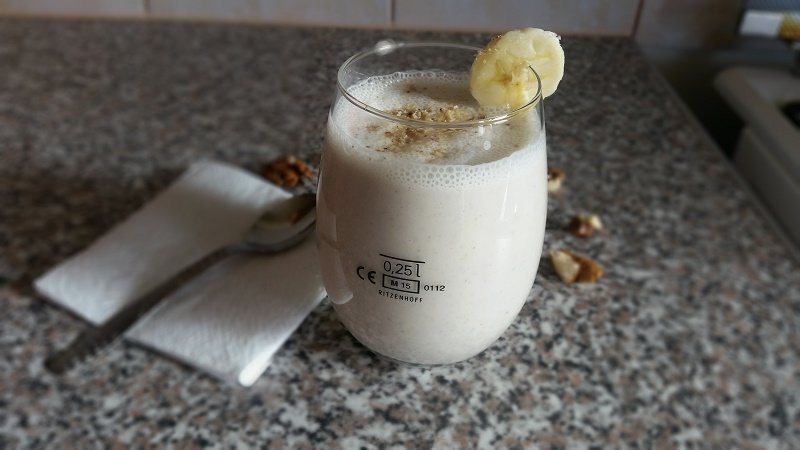 Smoothie cu banana si nuca