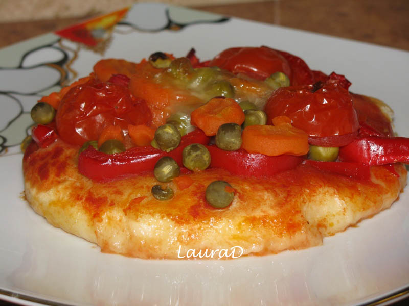 Pizza cu legume de primavara si mozzarella