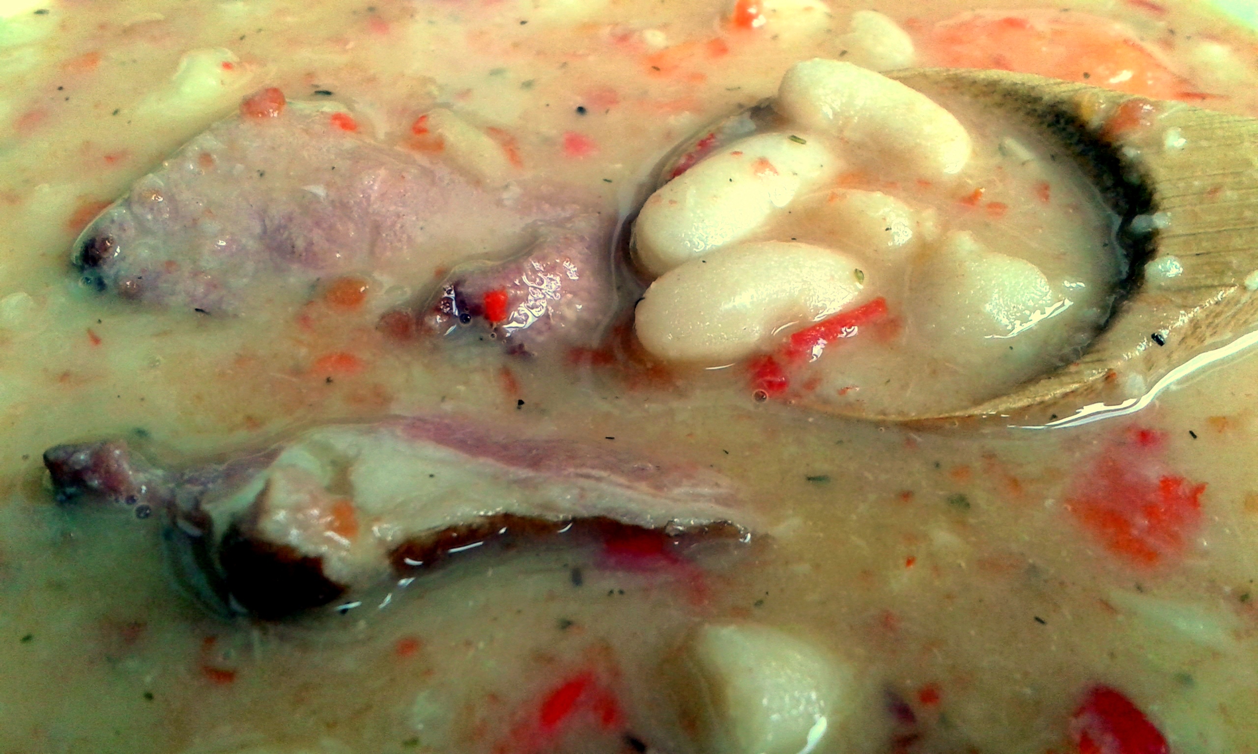 Mancare de fasole cu pastrama de porc afumata