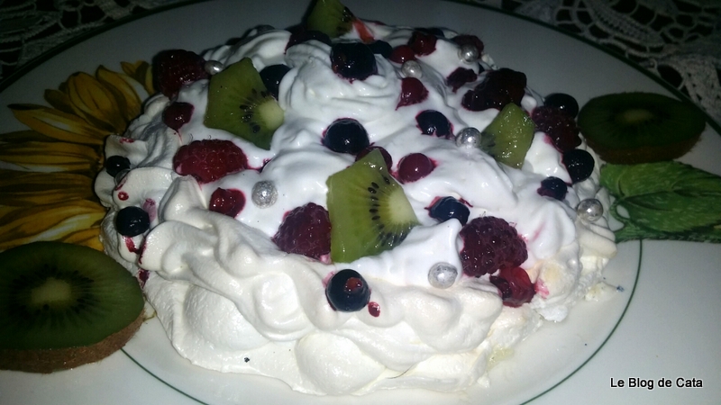 Pavlova cu fructe de padure