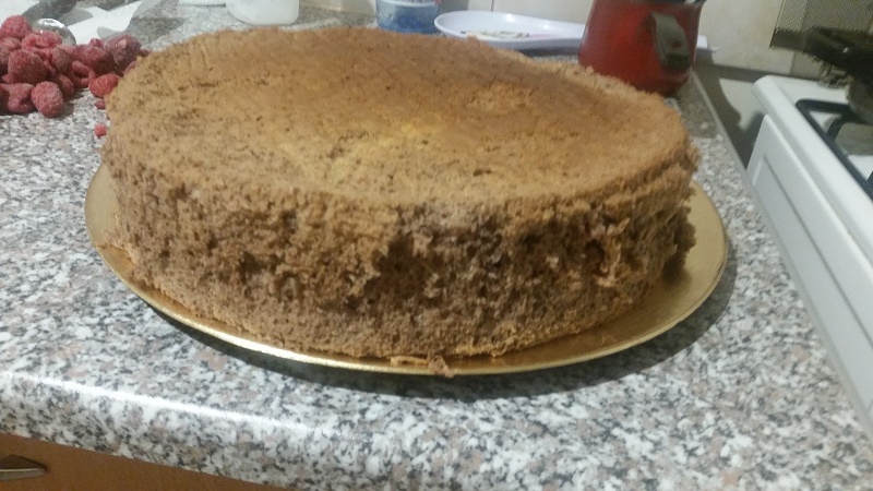 Tort aniversar cu crema de ciocolata ,mousse de zmeura si banda de ciocolata