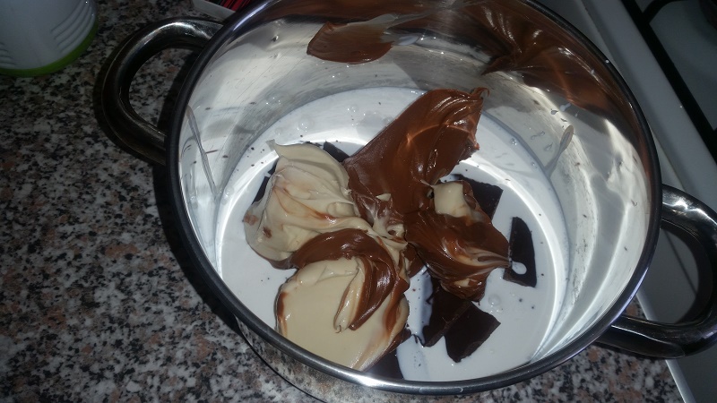 Tort aniversar cu crema de ciocolata ,mousse de zmeura si banda de ciocolata