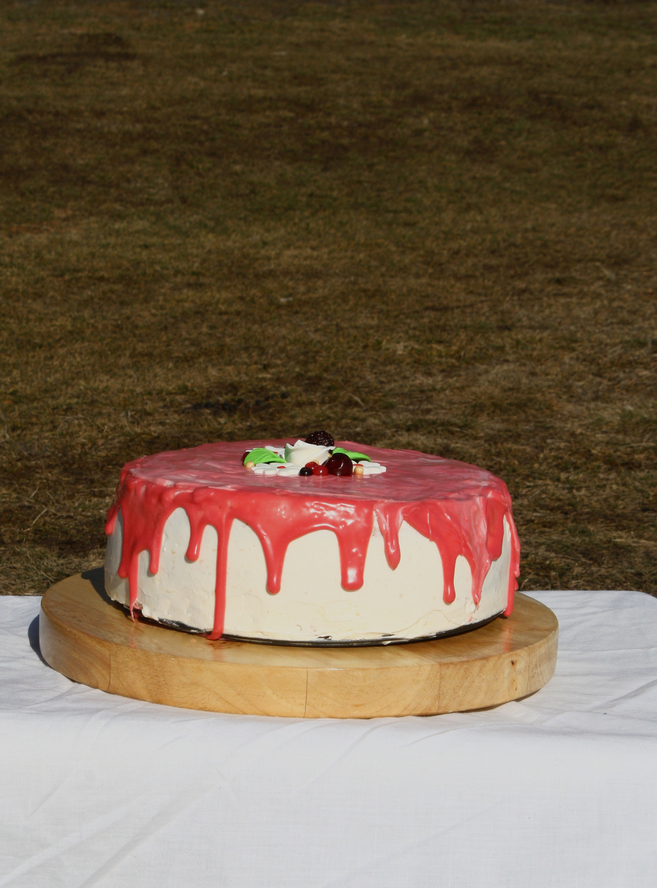 Tort cu crema de mascarpone si fructe de padure