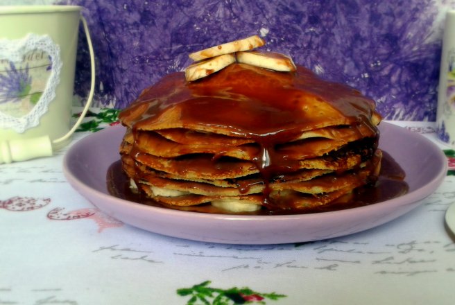 Tort de clatite cu glazura de ciocolata si banane