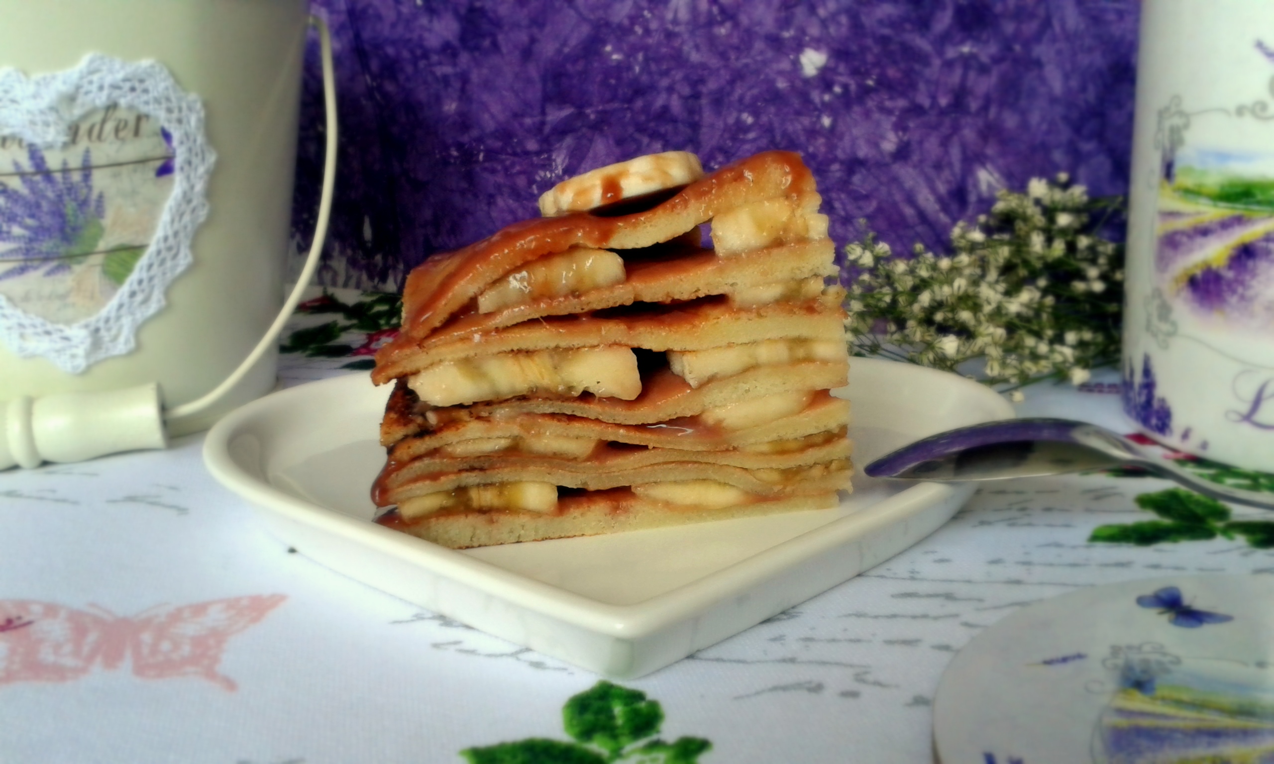 Tort de clatite cu glazura de ciocolata si banane