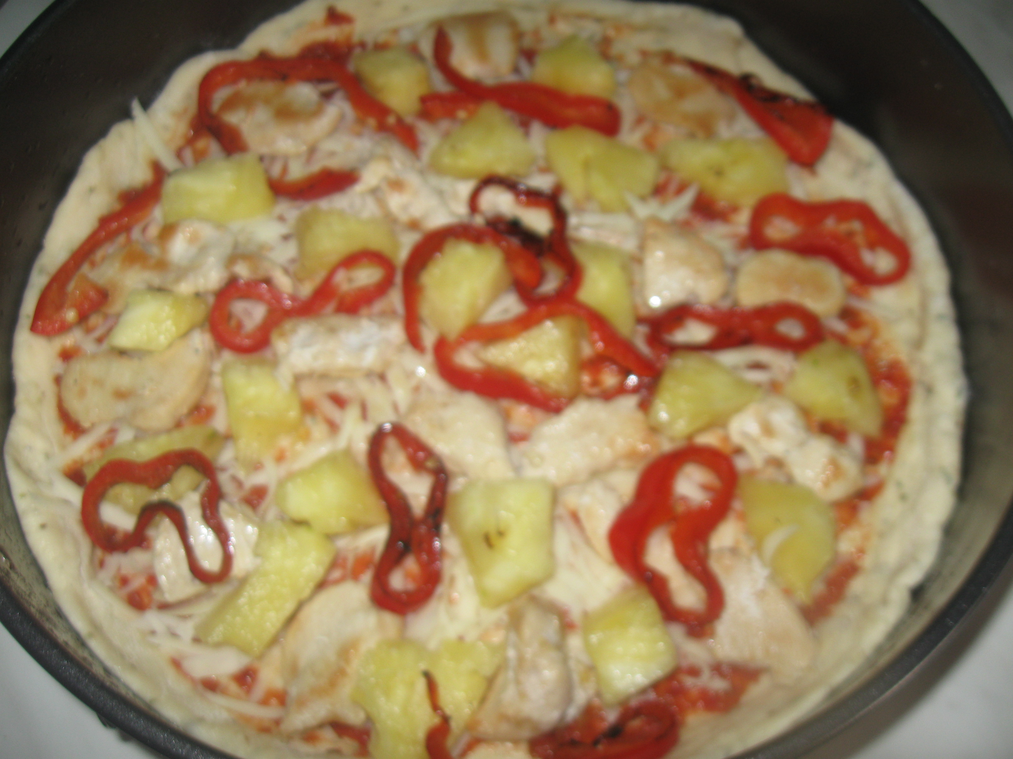 Pizza cu ananas si piept de pui