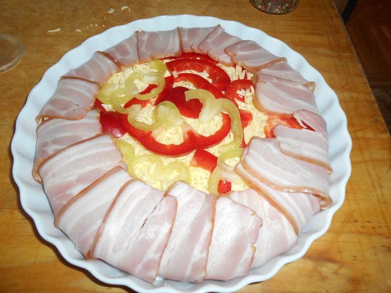 Specialitate cu bacon si carne tocata la cuptor