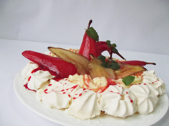 Pavlova cu pere posate in vin rosu