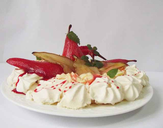 Pavlova cu pere posate in vin rosu