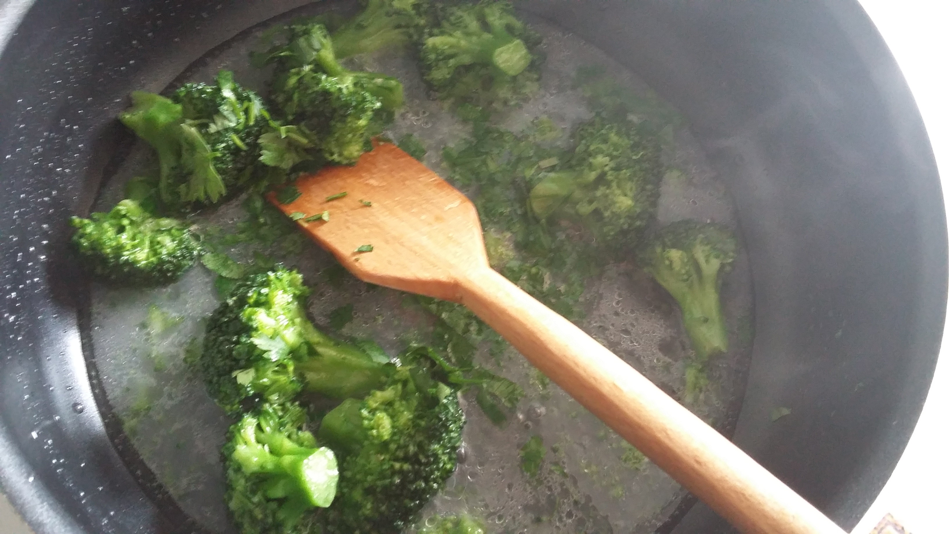 Paste cu broccoli si sos de rosii