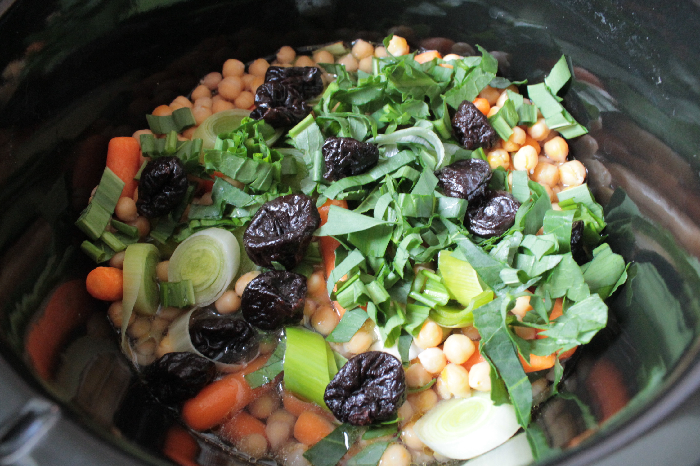 Mancare de post cu naut, legume, prune si fidea la slow cooker Crock-Pot