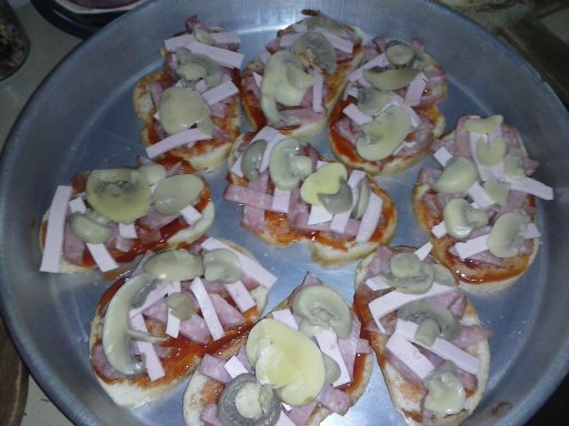 Pizza pe felii de paine