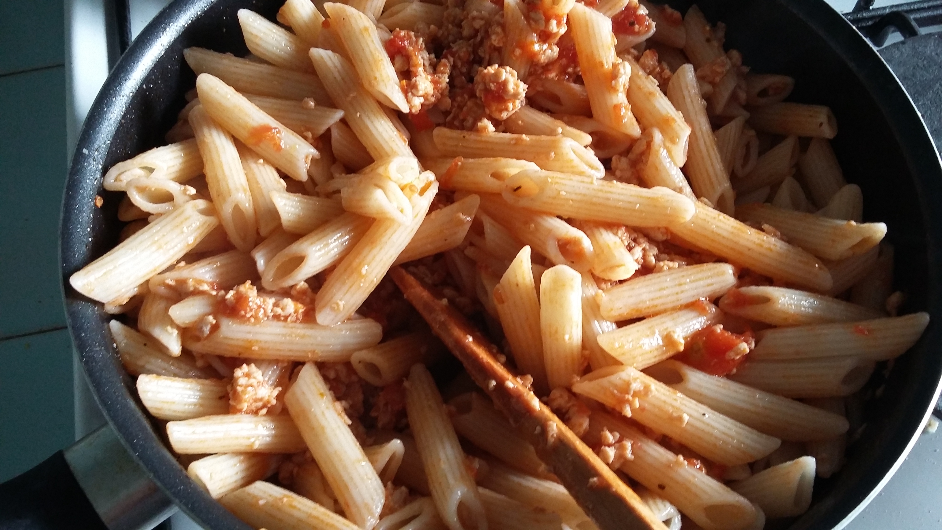 Penne cu carne tocata si sos de rosii