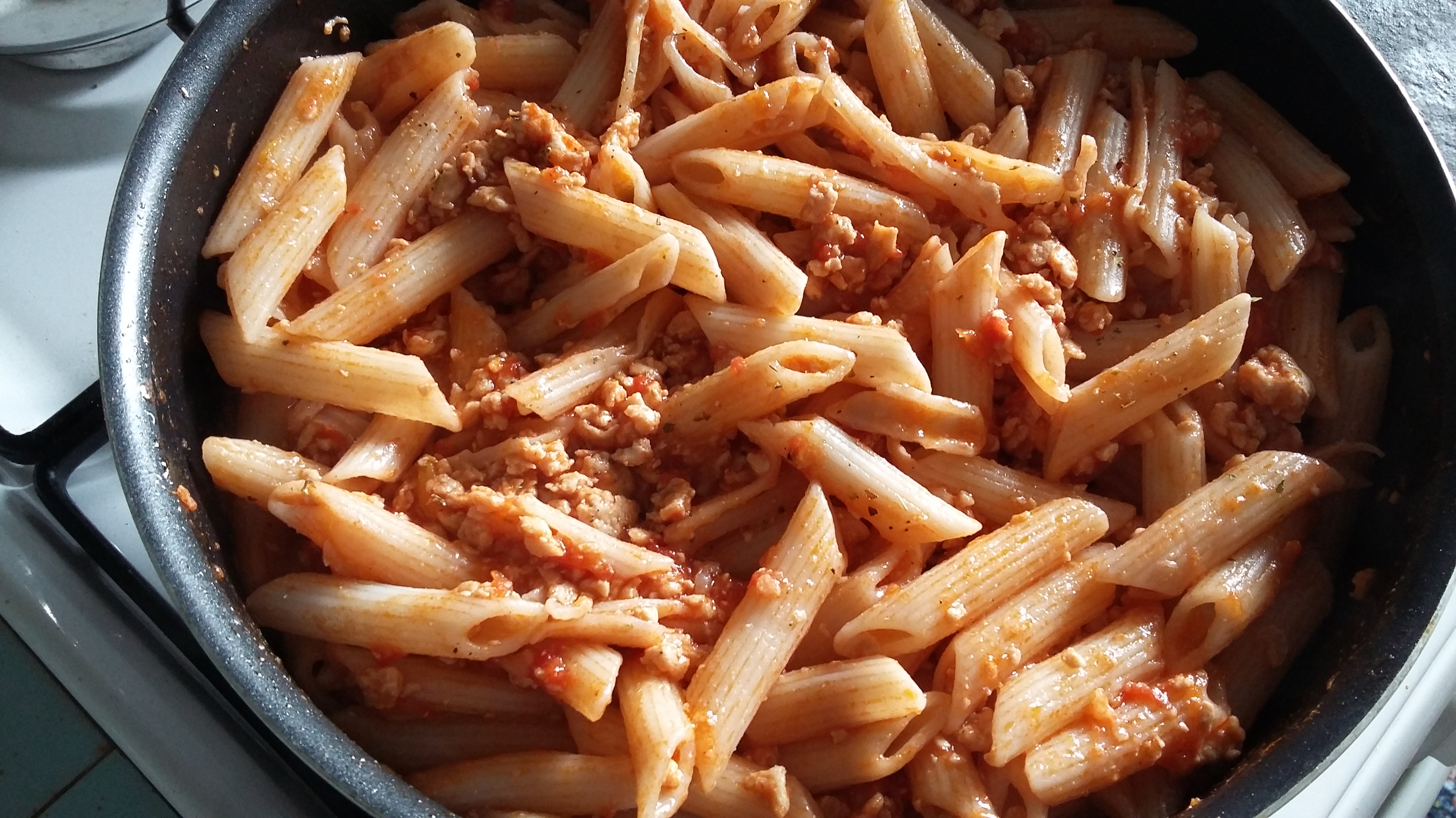 Penne cu carne tocata si sos de rosii