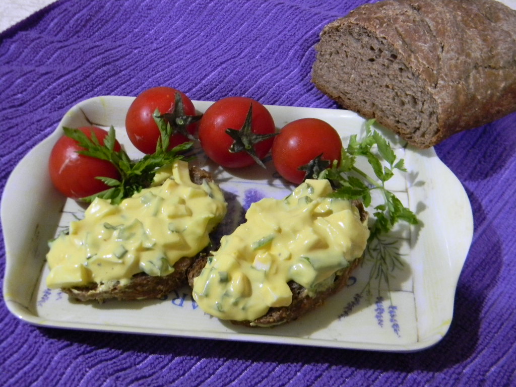 Sandvici cu salata de oua