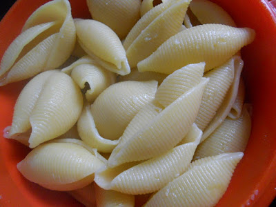 Conchiglioni umpluti(e) cu carne