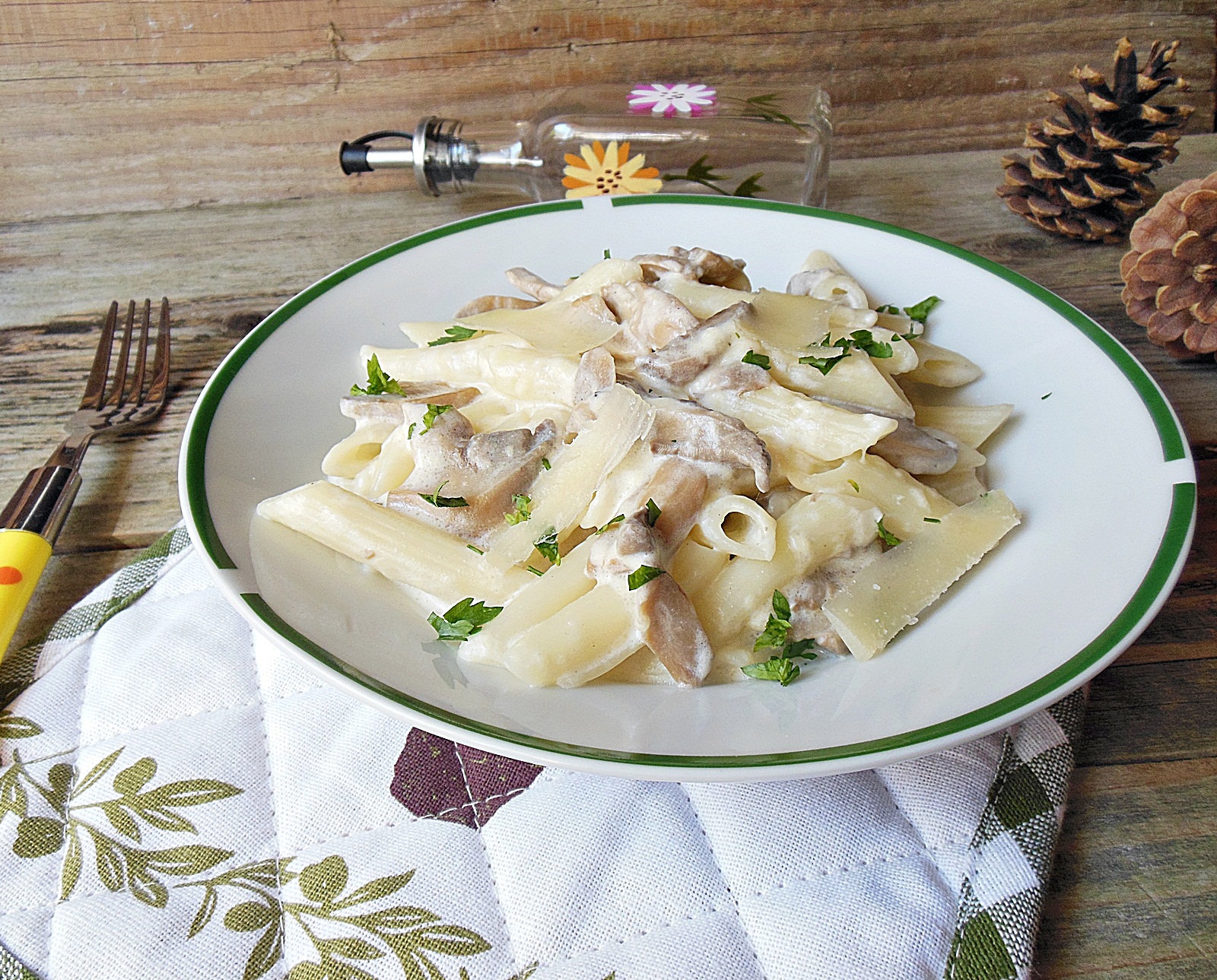 Penne cu ciuperci si sos alb cu branzeturi