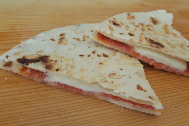 Piadina con salame e mozzarella