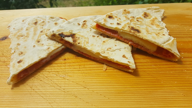 Piadina con salame e mozzarella