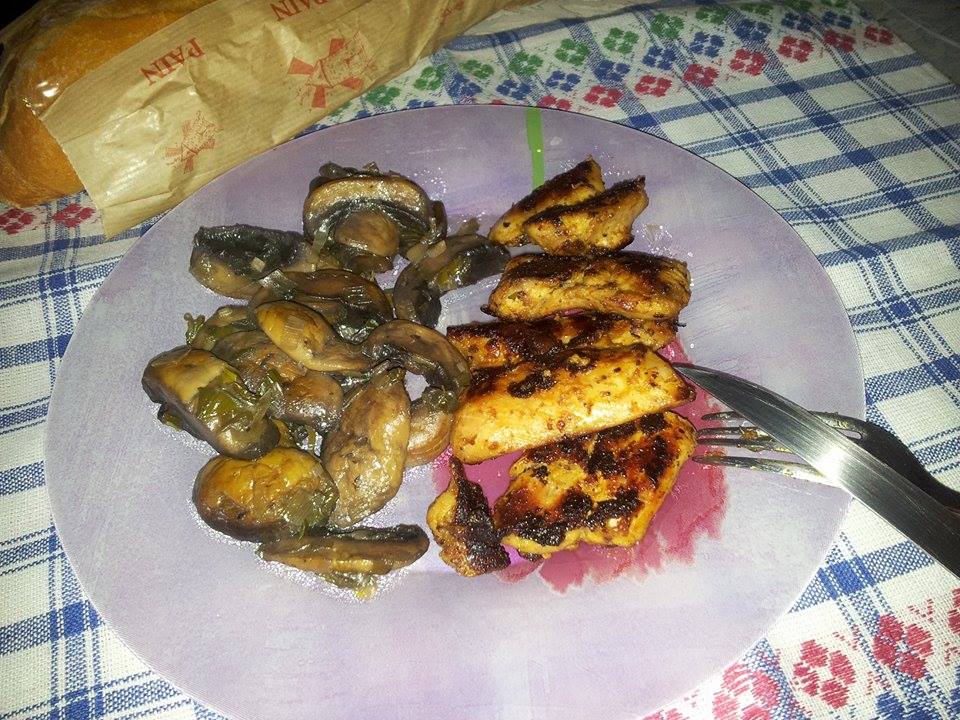 Piept de pui la grill cu ciuperci champignon