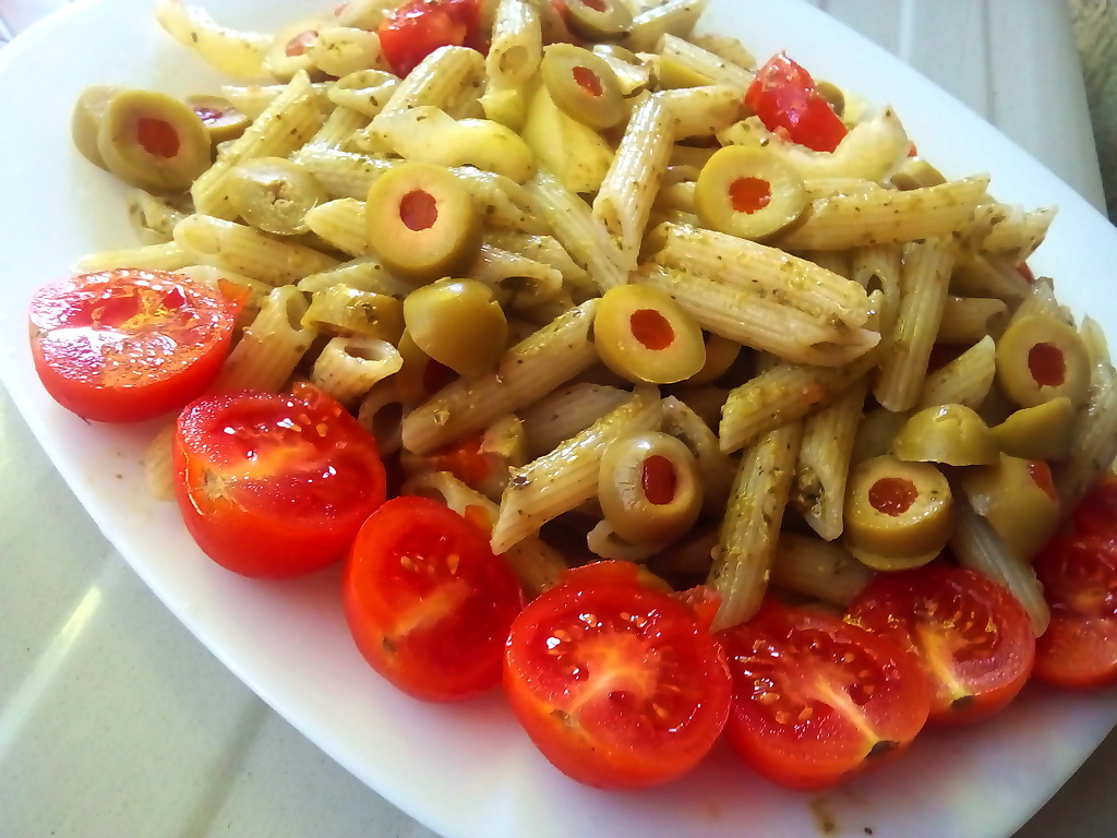 Salata de penne cu sos pesto