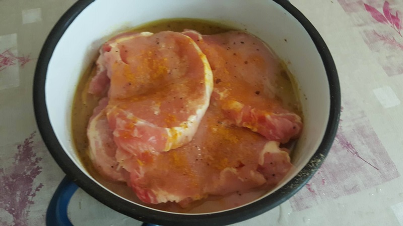 Cotlet de porc cu sos de mustar si ketchup la multicooker