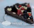 Tarta fara coacere cu biscuiti, ganache de ciocolata si fructe de padure-0