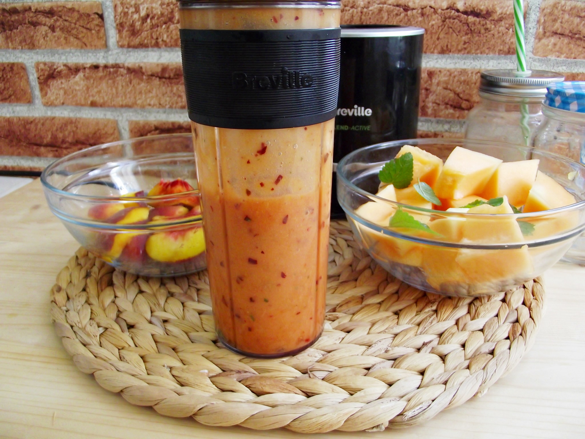 Smoothie cu pepene galben, piersici si menta