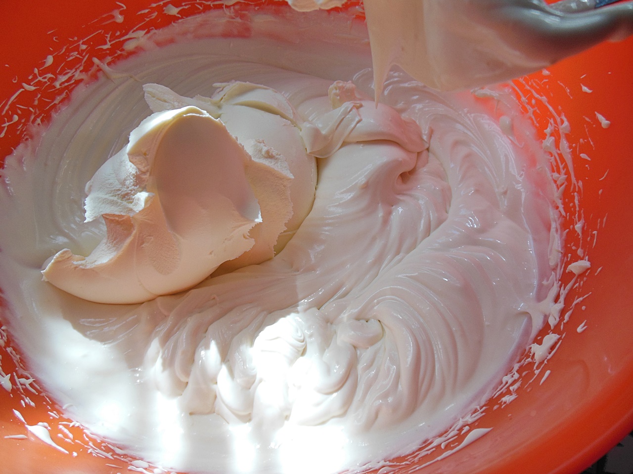 Desert tort cu crema de ciocolata alba, mascarpone si zmeura