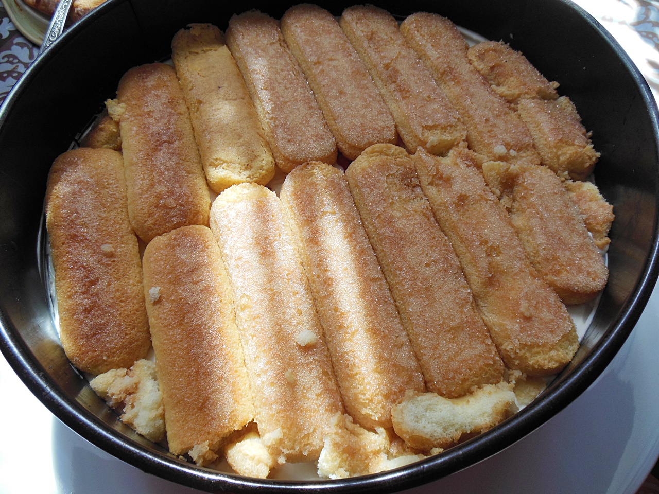 Desert tort cu crema de ciocolata alba, mascarpone si zmeura