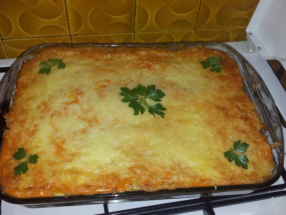 Musaca gratinata cu sos si cascaval