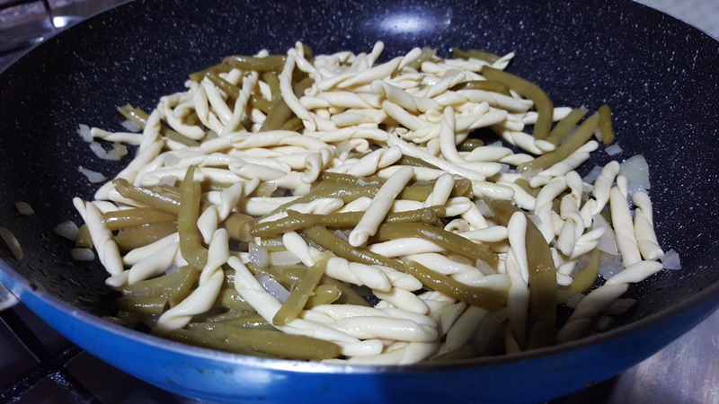 Tocana de strozzapreti cu fasole pastai si pasta de tomate