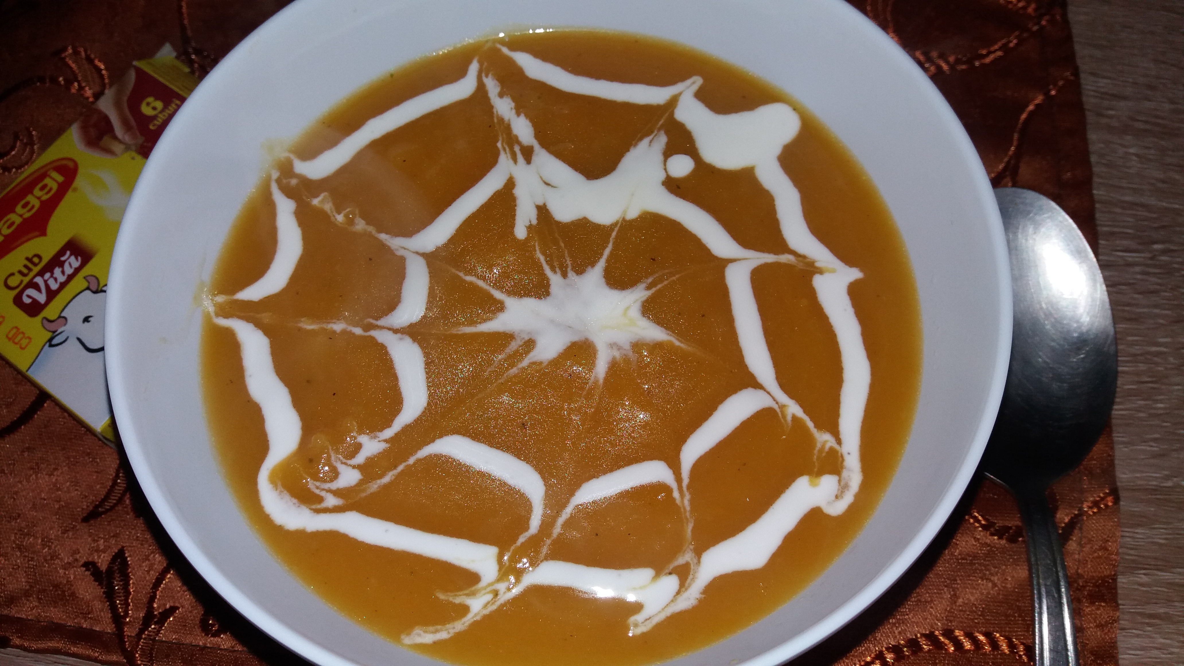 Supa crema de dovleac pentru Halloween