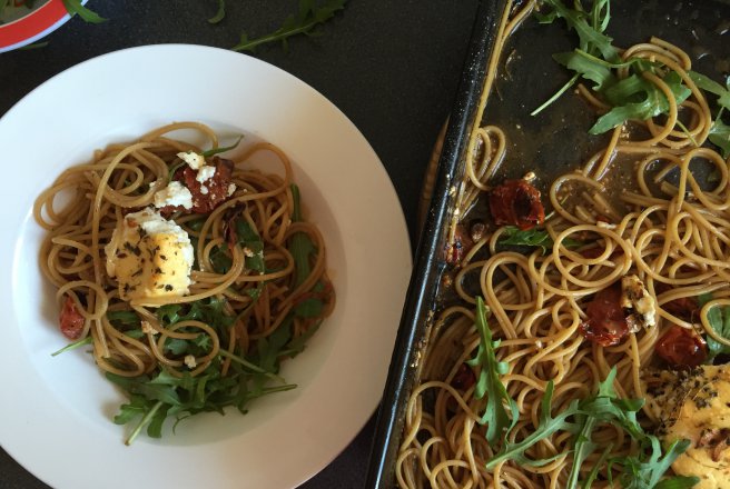 Spaghete integrale cu rosii cherry si ricotta la cuptor