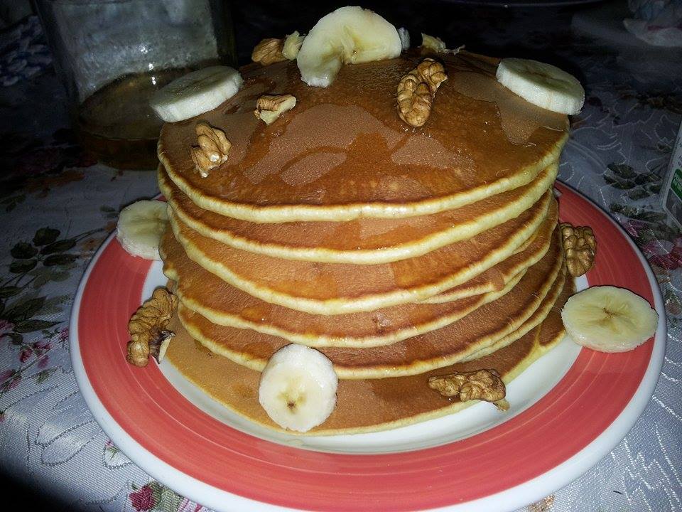 Pancake mic-dejun cu nuci, miere si banane