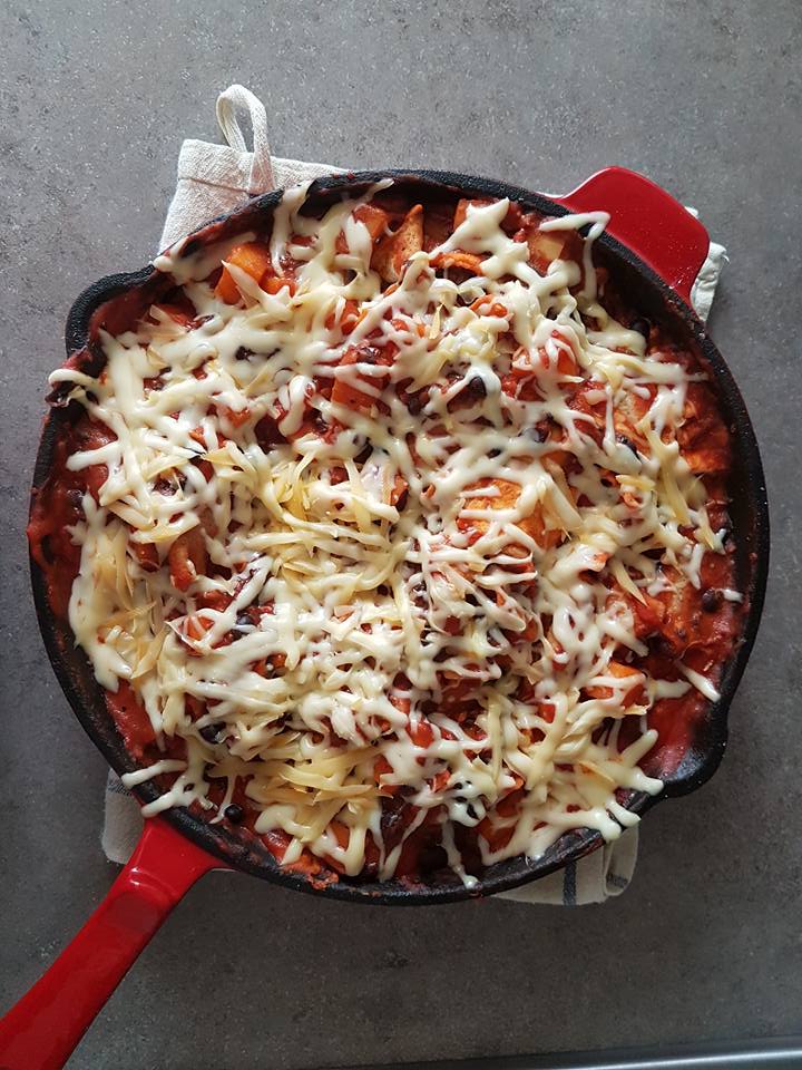 Enchilada vegetariana la tigaie cu dovleac si fasole neagra