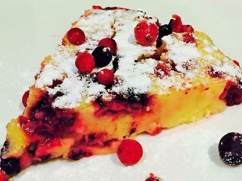 Clafoutis cu lamaie si fructe de padure