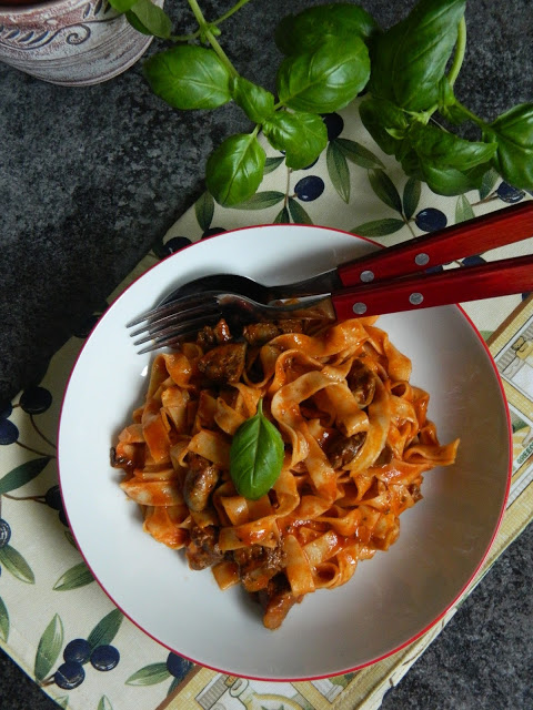 Tagliatelle in sos de rosii cu ficatei de pui