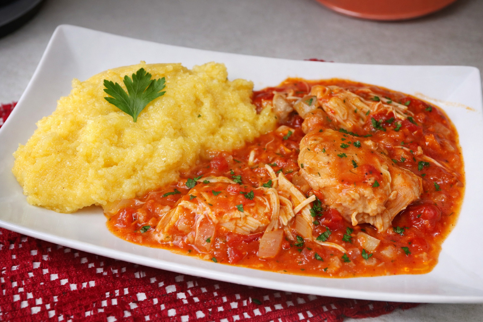 Tocanita de pui cu ceapa, usturoi si mamaliga