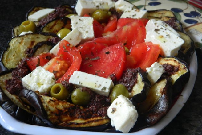 Salata de vinete la gratar cu branza feta si sos de masline