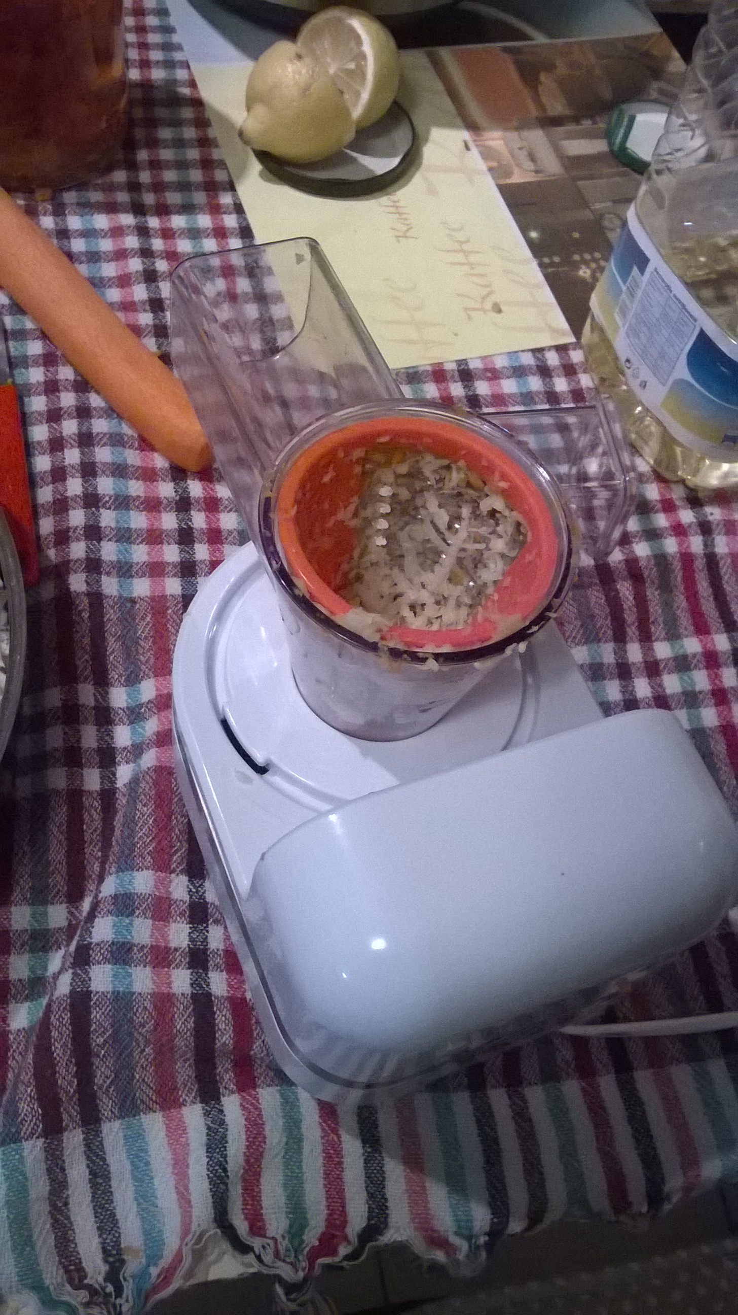 Salata de pui, telina,mere, morcovi si miez de nuca