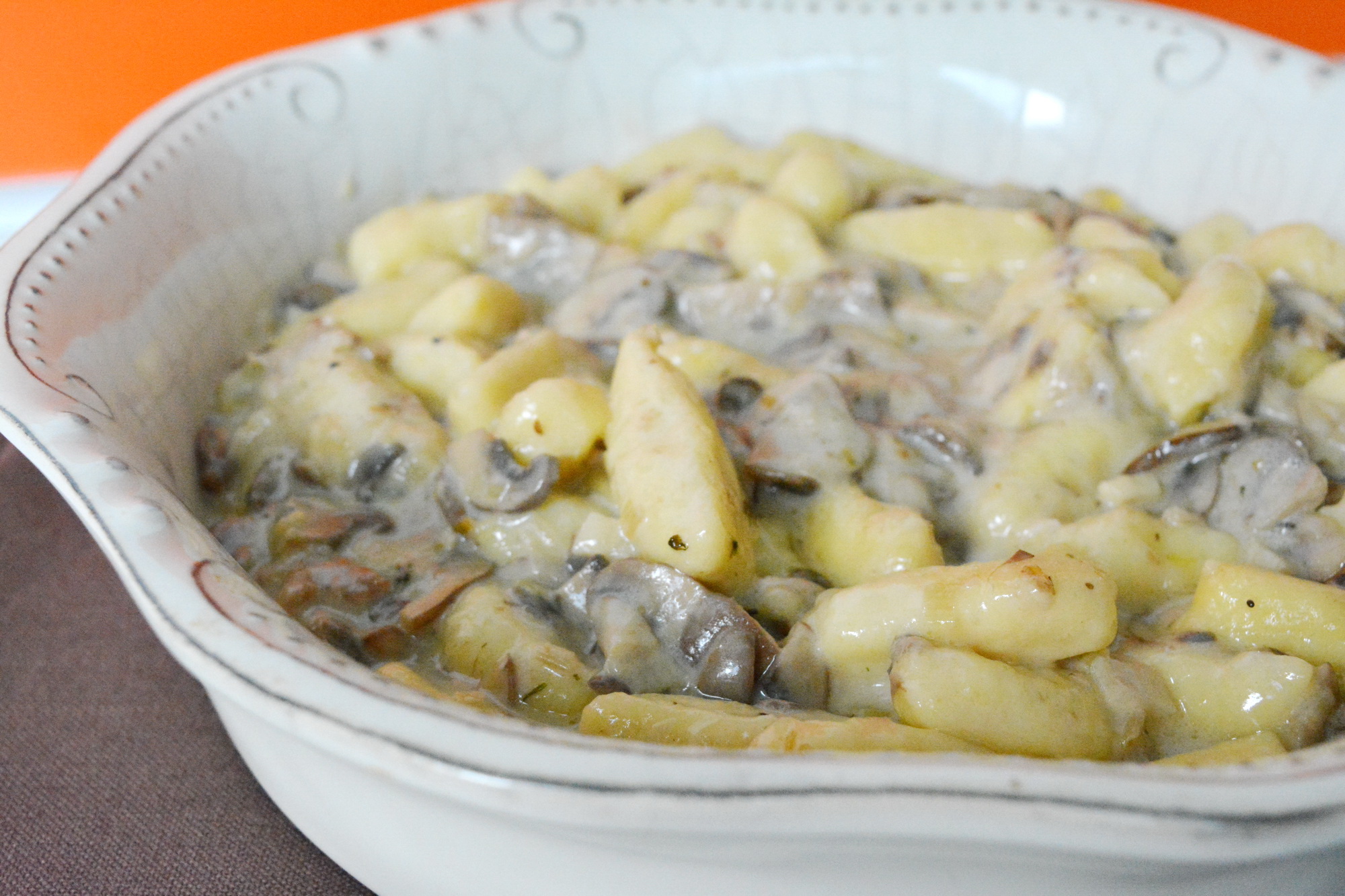 Gnocchi facuti in casa cu sos alb cu praz si ciuperci brune