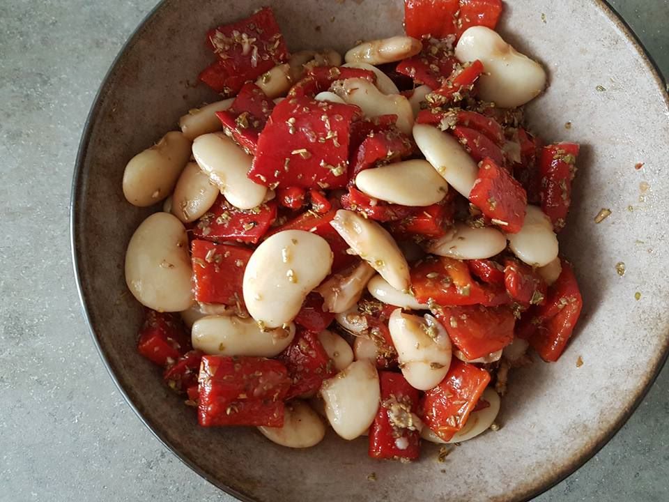 Salata calda de ardei copti si fasole gigant