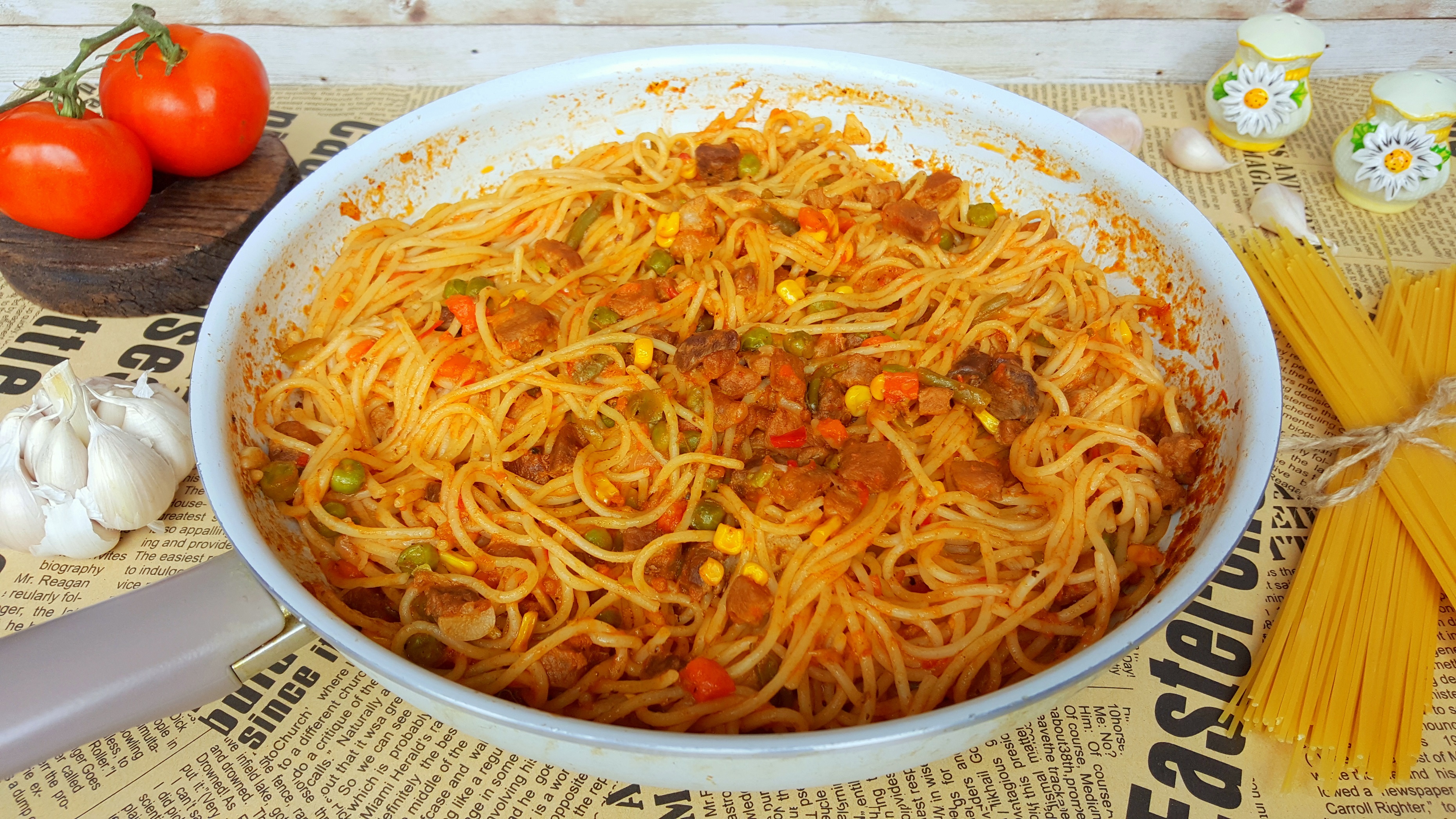 Spaghete cu carne de porc, legume mexicane si sos de rosii