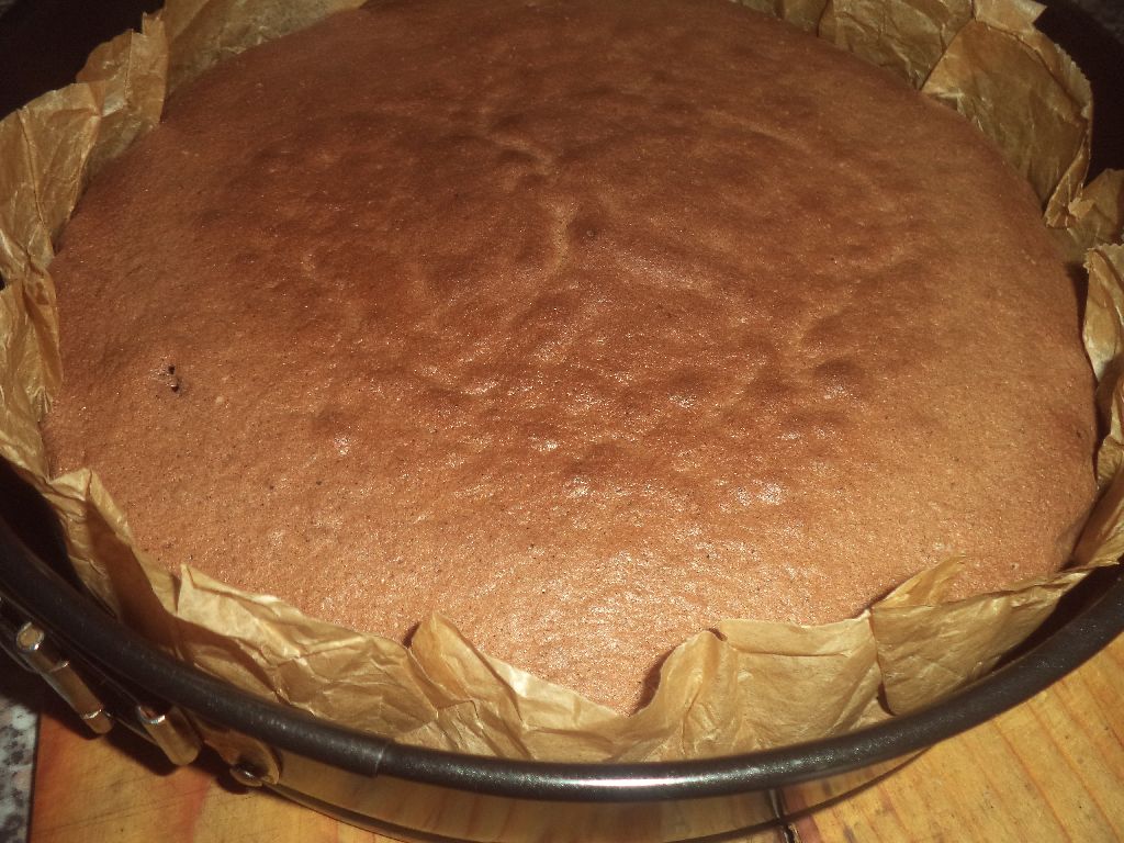 Desert tort cu piscoturi si crema de ciocolata